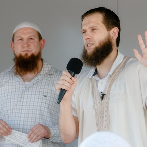 Die islamistischen Prediger Pierre Vogel und Sven Lau (ohne Kappe)
