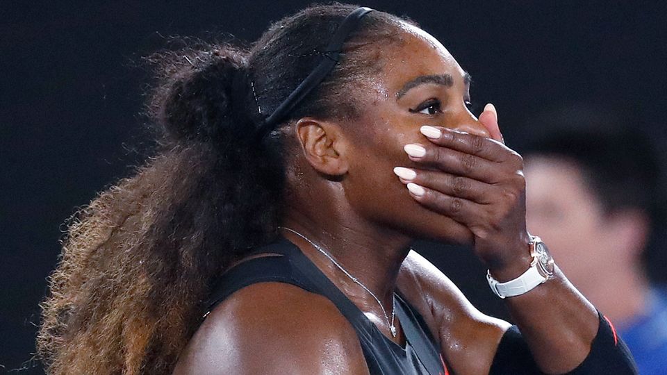 Serena Williams schlägt die Hand vor den Mund