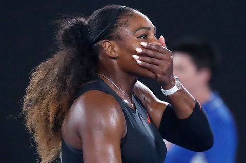 Serena Williams schlägt die Hand vor den Mund