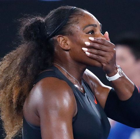 Serena Williams schlägt die Hand vor den Mund