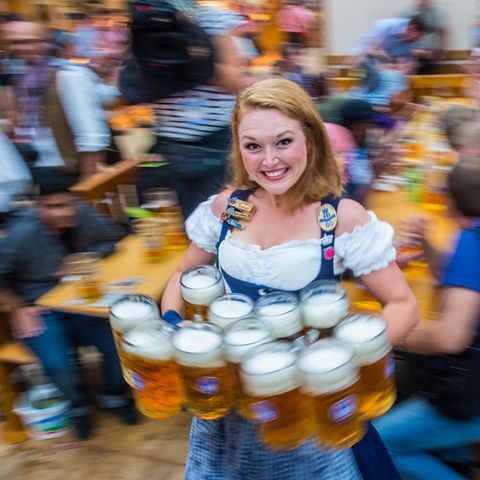 Eine Kellnerin trägt am 21.09.2014 auf dem Oktoberfest in München zehn Maß Bier zu einem Tisch.