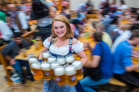 Eine Kellnerin trägt am 21.09.2014 auf dem Oktoberfest in München zehn Maß Bier zu einem Tisch.