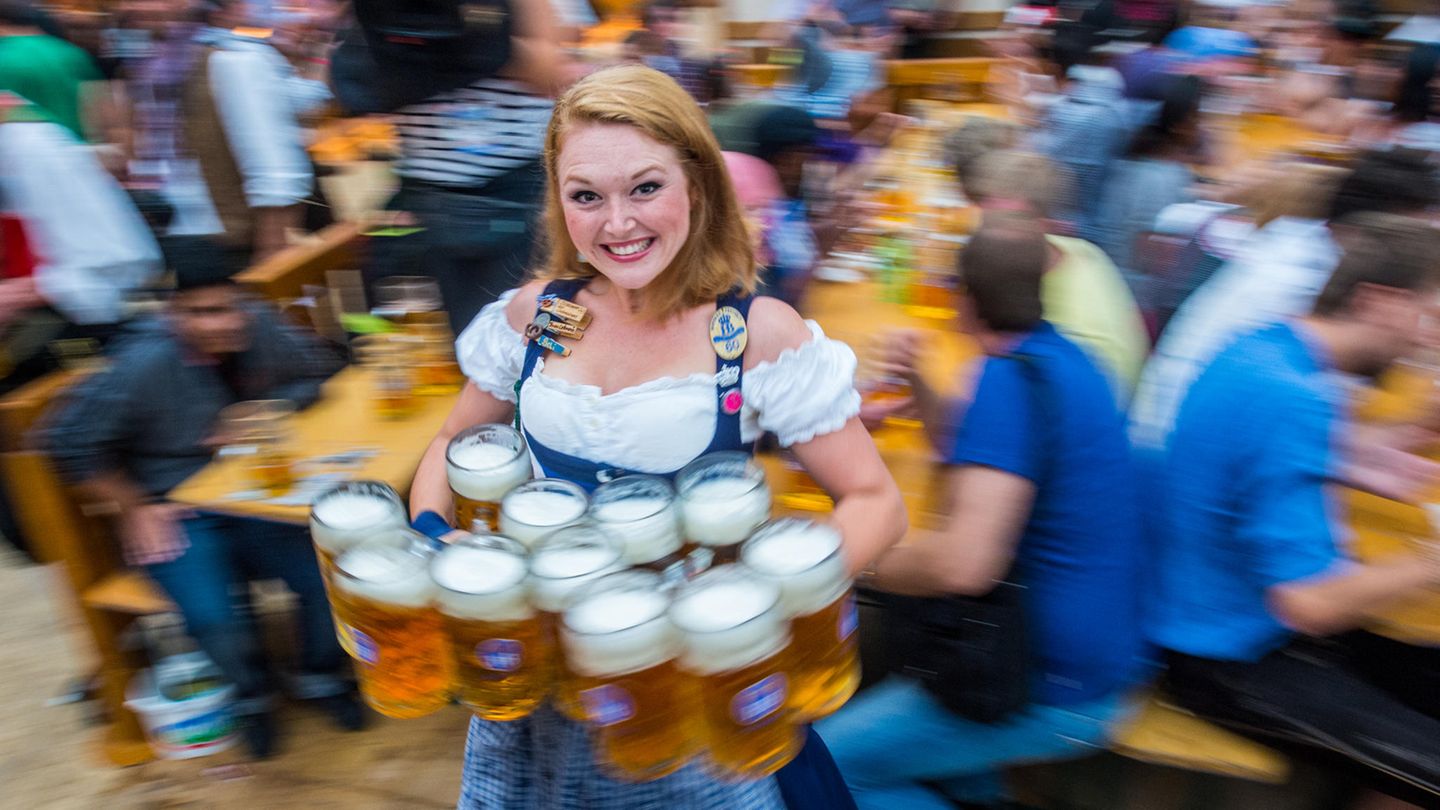 Eine Kellnerin trägt am 21.09.2014 auf dem Oktoberfest in München zehn Maß Bier zu einem Tisch.