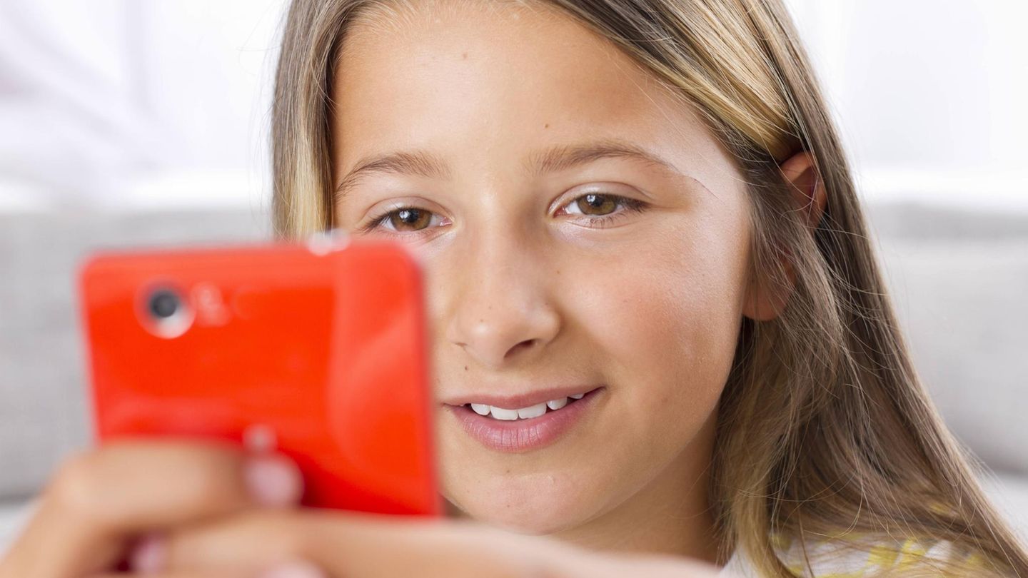 Vodafone mit Kindertarif: Mädchen mit Smartphone in der Hand