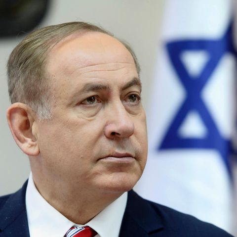 Der israelische Ministerpräsident Benjamin Netanjahu sitzt in Anzug und Krawatte bei einer Kabinettssitzung.