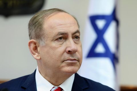 Der israelische Ministerpräsident Benjamin Netanjahu sitzt in Anzug und Krawatte bei einer Kabinettssitzung.