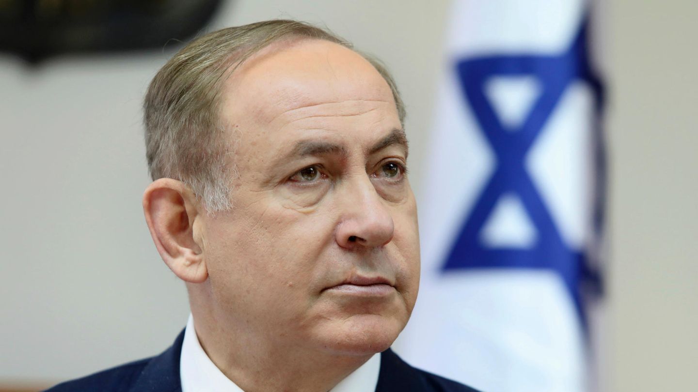 Der israelische Ministerpräsident Benjamin Netanjahu sitzt in Anzug und Krawatte bei einer Kabinettssitzung.