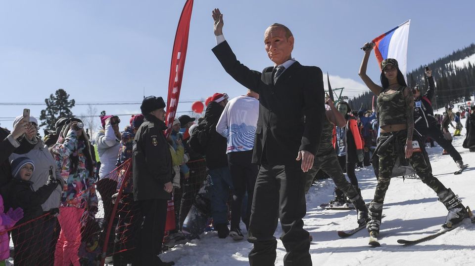 Ende der Ski-Saison: Party auf der Piste: Bikini-Schönheiten heizen Sibirien ein