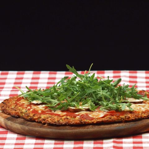 Pizza mit Zucchiniteig