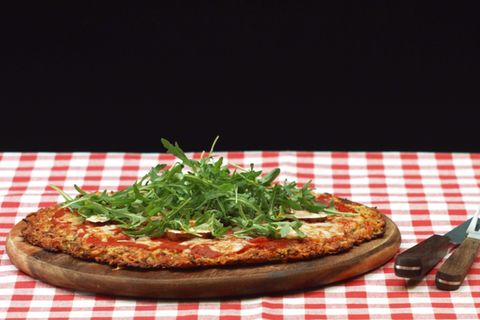 Pizza mit Zucchiniteig