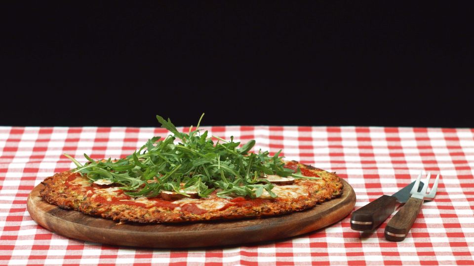 Pizza mit Zucchiniteig