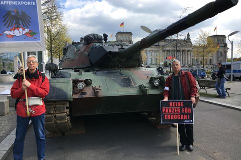 Für ihren Protest vor dem Bundestag in Berlin mietete die Organisation Campact einen ausgemusterten Panzer vom Typ Leopard-1 an.
