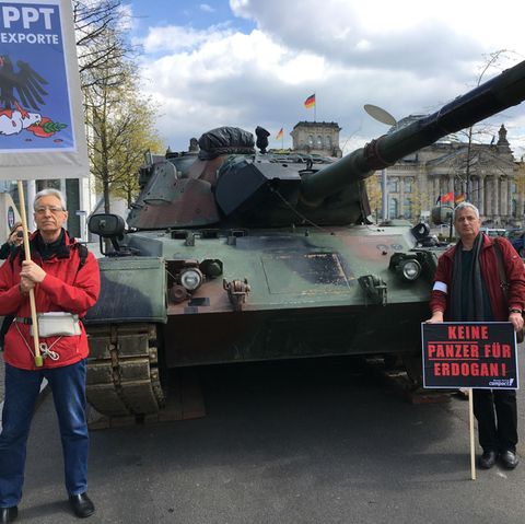 Für ihren Protest vor dem Bundestag in Berlin mietete die Organisation Campact einen ausgemusterten Panzer vom Typ Leopard-1 an.