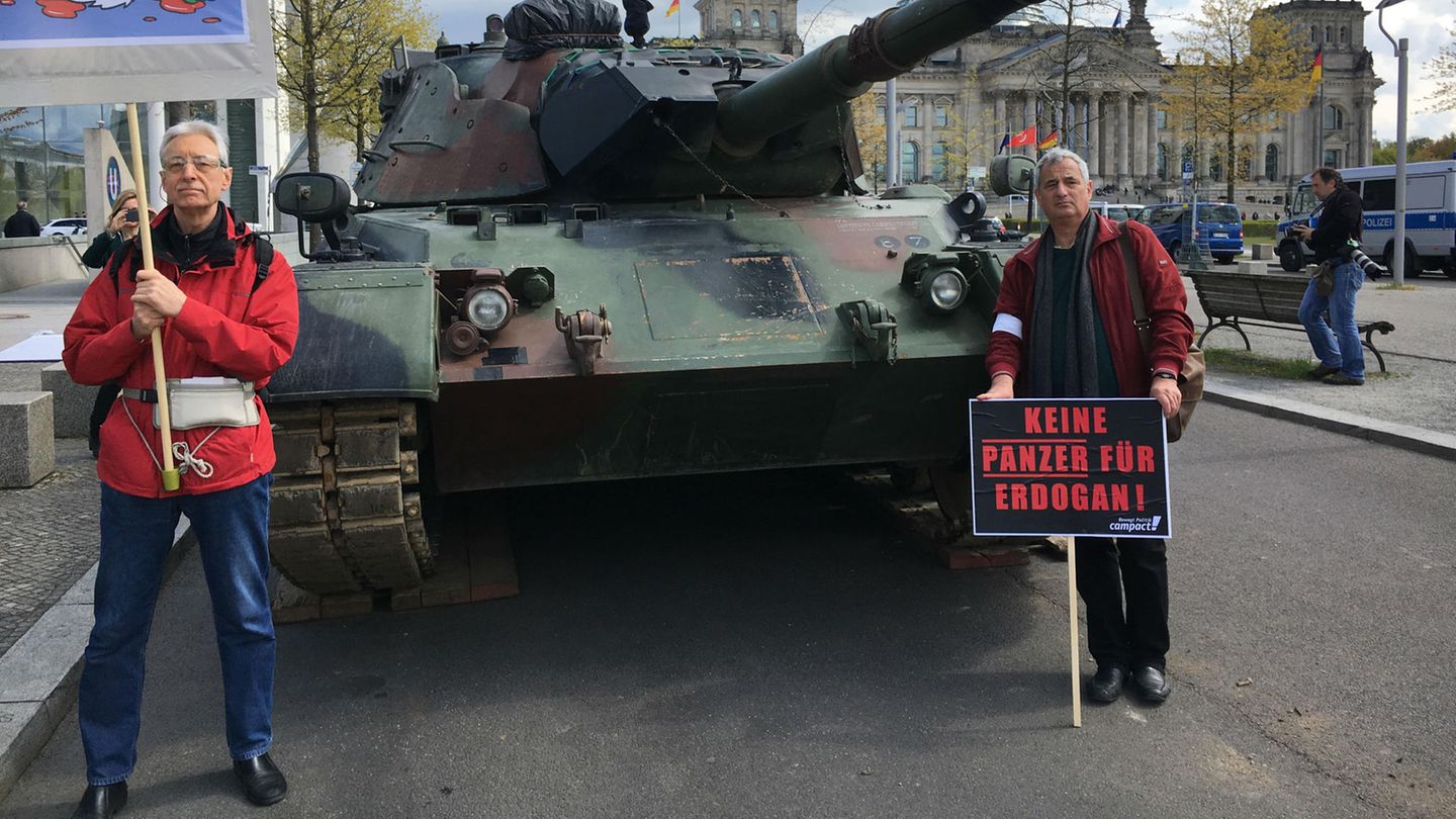 Für ihren Protest vor dem Bundestag in Berlin mietete die Organisation Campact einen ausgemusterten Panzer vom Typ Leopard-1 an.