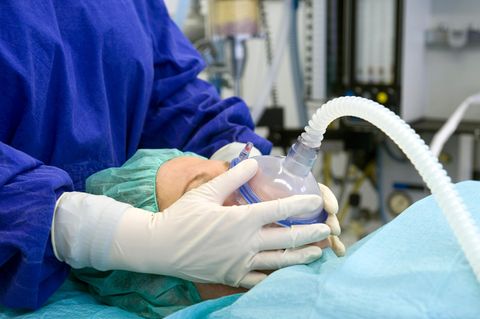 Eine Patientin wird in mit einer Narkose auf die Operation vorbereitet