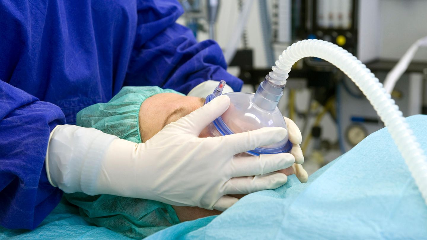 Eine Patientin wird in mit einer Narkose auf die Operation vorbereitet