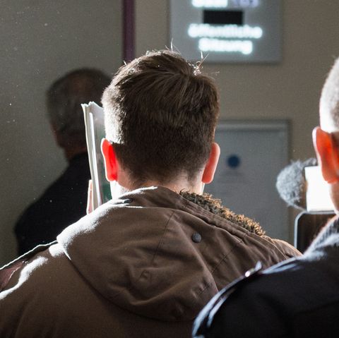 Einer der Angeklagten (l.) im Lübecker Missbrauchsprozess auf dem Weg in den Gerichtssaal
