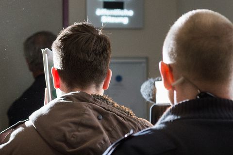Einer der Angeklagten (l.) im Lübecker Missbrauchsprozess auf dem Weg in den Gerichtssaal