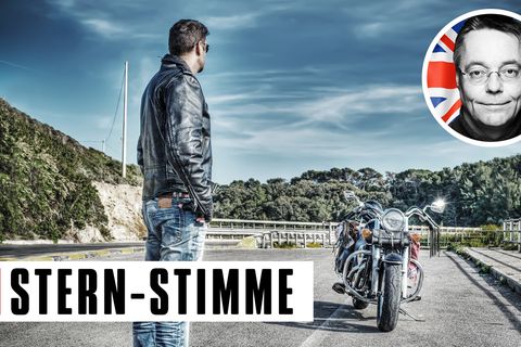 Mann liebt Motorrad