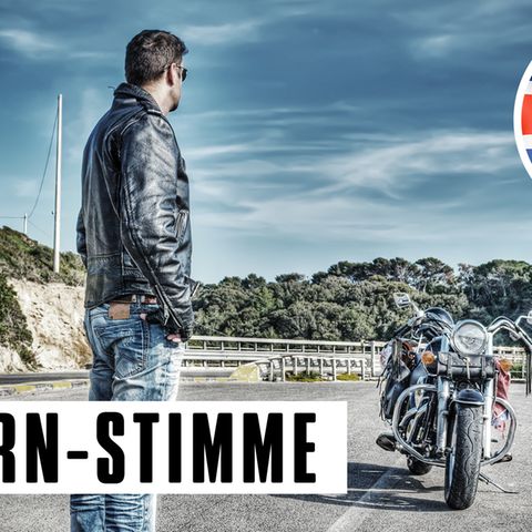 Mann liebt Motorrad