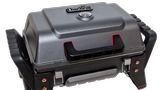 Die elf Kilo Männerhandtasche für Outdoorgriller: der X200 von Charbroil.  Der kleine Gasgrill heizt dem Grillgut mit einem Infrarotgasbrenner direkt ein, auf dem Edelstahl Grillfläche finden drei große Steaks ausreichend platz.  Dank des Deckels lässt sich auch überbacken oder Käse für die Burger schmelzen. 