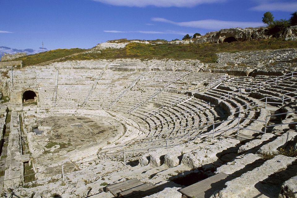 Das Teatro Greco von Syrakus, das im 6. Jahrhundert v. Chr. errichtet wurde und nach seiner Erweiterung Platz für 15.000 Zuschauer bietet.