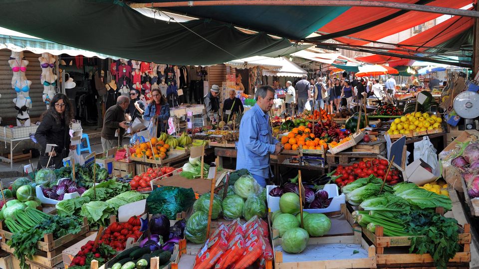 Reise-Tipp: Sinnliches Einkaufen: Frisches Obst und Gemüse sowie Meeresfrüchte - oder auch Leidung. Sinnliches Einkaufen: Frisches Obst und Gemüse sowie Meeresfrüchte - oder auch Leidung.