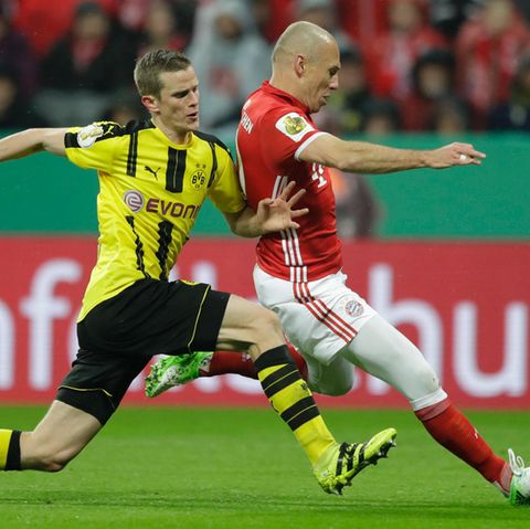Sven Bender (l.) rettete mehrfach gegen Arjen Robben (r.)