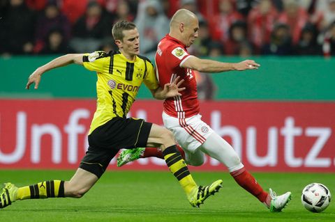 Sven Bender (l.) rettete mehrfach gegen Arjen Robben (r.)