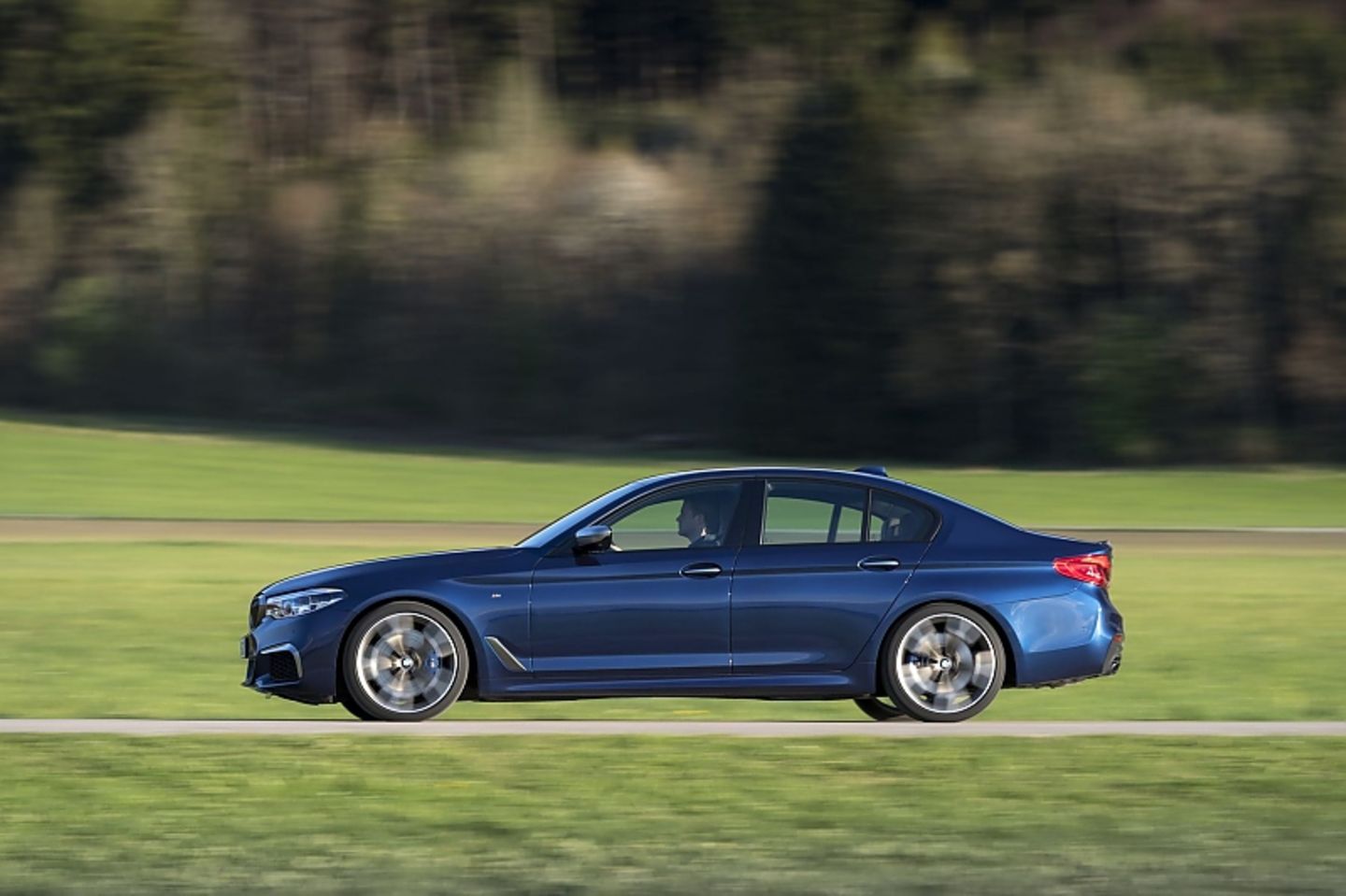 Der BMW M550i xDrive ist 4,96 Meter lang