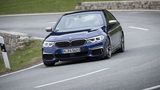 Auch ohne die optionale Hinterachslenkung kommt der BMW M550i xDrive halbwegs vernünftig um die Kurven