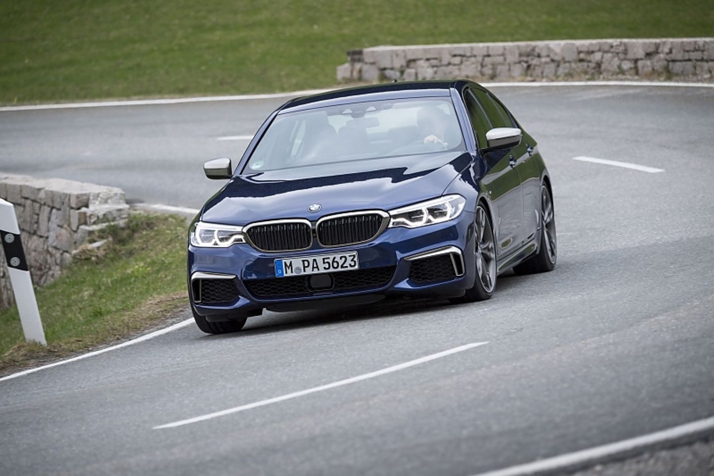 Auch ohne die optionale Hinterachslenkung kommt der BMW M550i xDrive halbwegs vernünftig um die Kurven