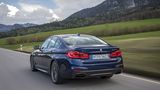 BMW M550i xDrive hat ein Aerodynamik-Paket inklusive Gurney Flap auf dem Heck
