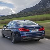 BMW M550i xDrive hat ein Aerodynamik-Paket inklusive Gurney Flap auf dem Heck