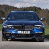 Das Fahrwerk des BMW M550i xDrive ist zehn Millimeter tiefer gelegt