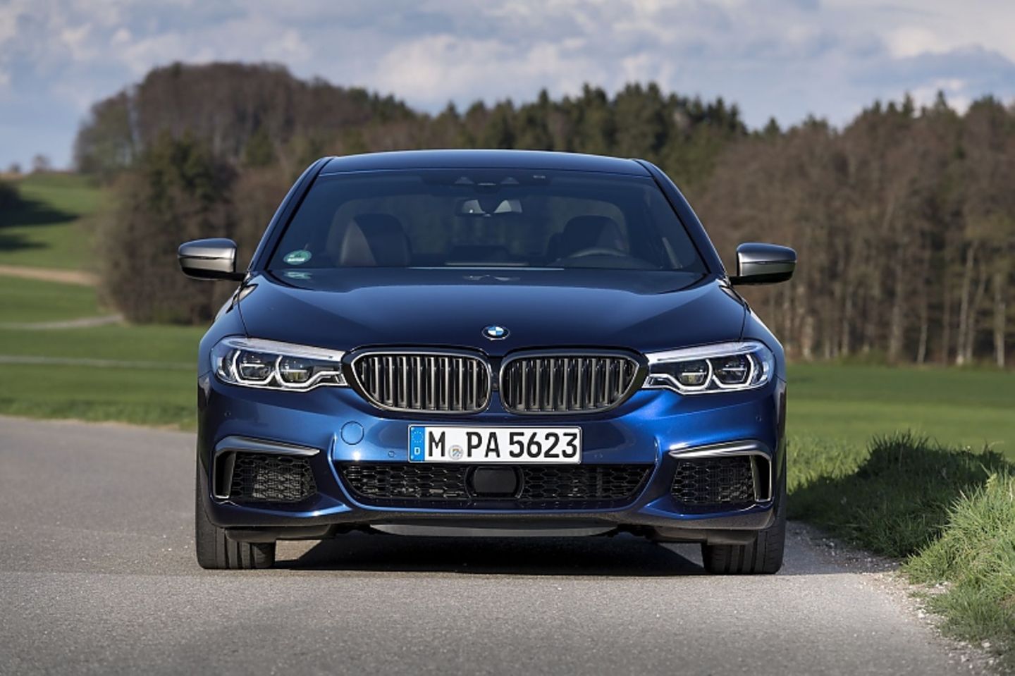Das Fahrwerk des BMW M550i xDrive ist zehn Millimeter tiefer gelegt