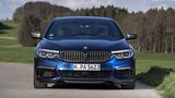 Das Fahrwerk des BMW M550i xDrive ist zehn Millimeter tiefer gelegt