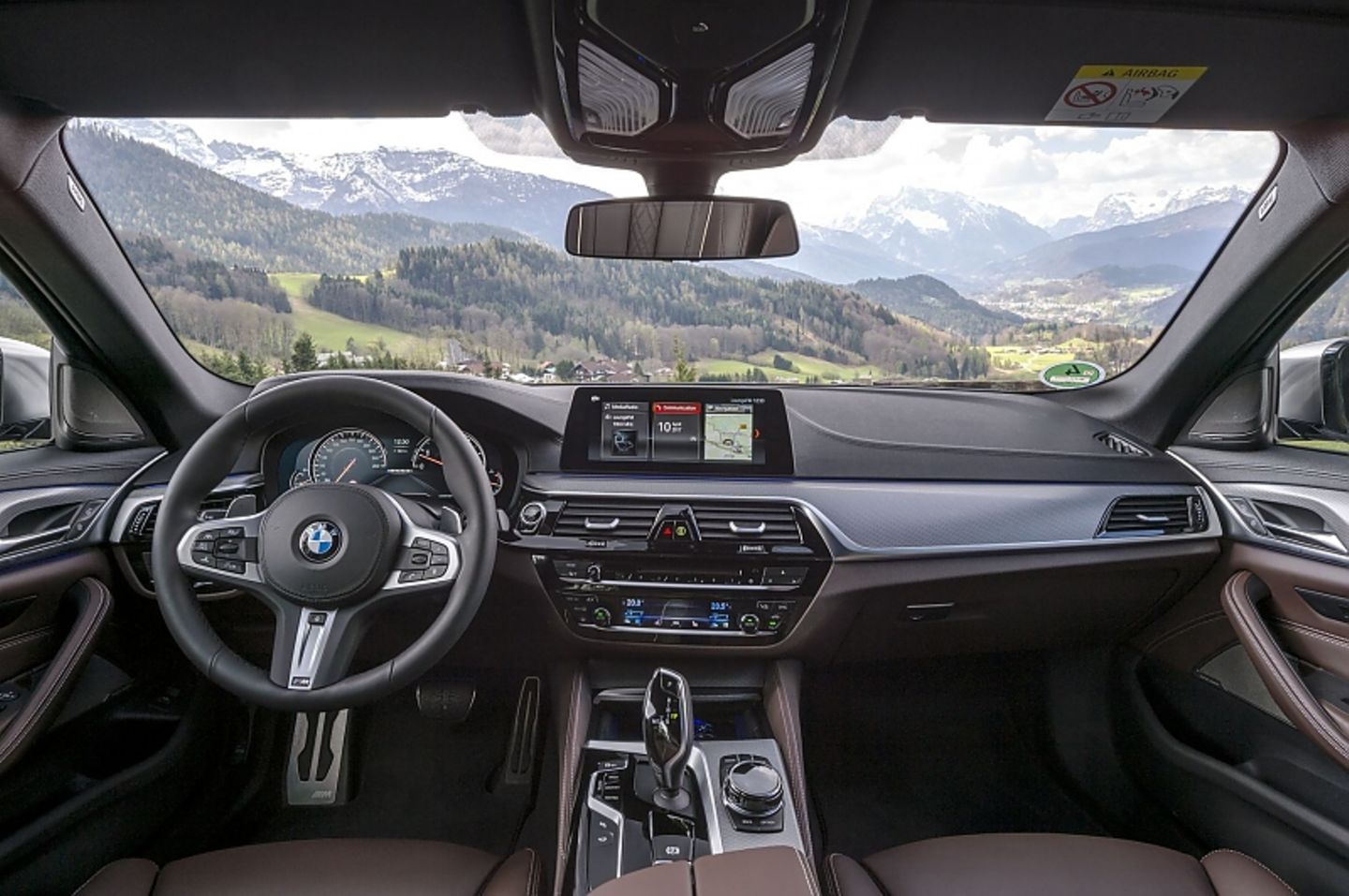 Das Cockpit ist zum Fahrer geneigt