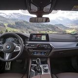Das Cockpit ist zum Fahrer geneigt