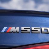 Das Typenschild des BMW M550i xDrive