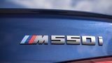 Das Typenschild des BMW M550i xDrive