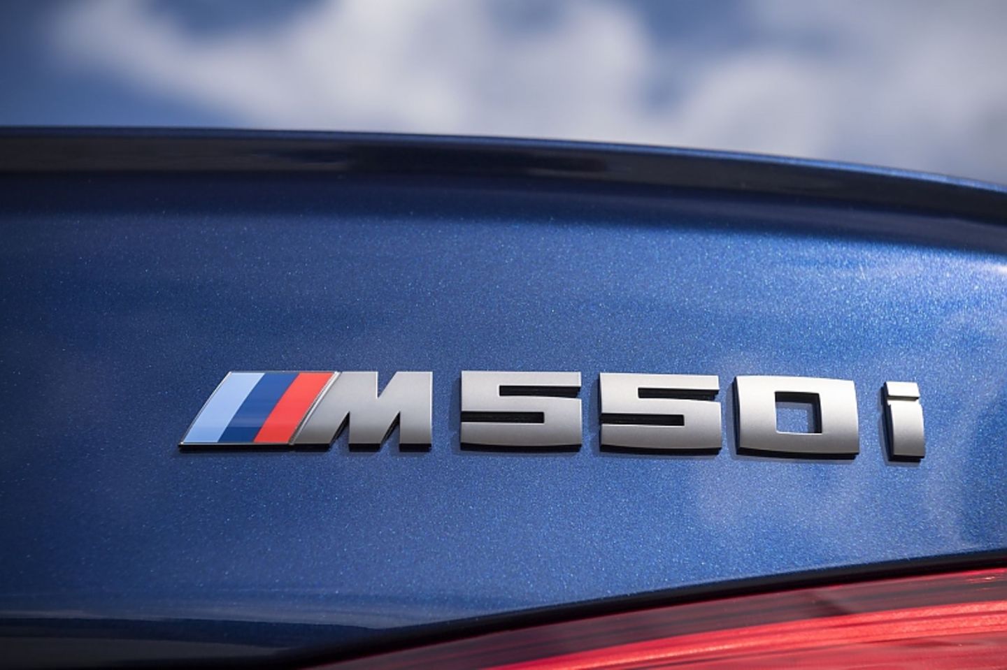 Das Typenschild des BMW M550i xDrive