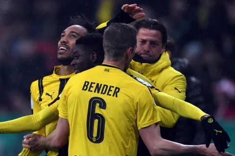 Dortmunder Jubeltraube: Der BVB schlägt Bayern und steht im Pokalfinale