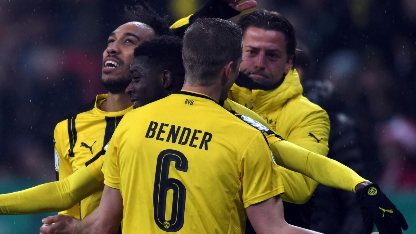 Dortmunder Jubeltraube: Der BVB schlägt Bayern und steht im Pokalfinale