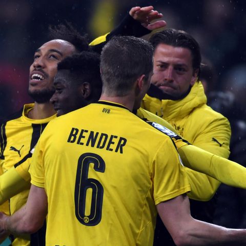 Dortmunder Jubeltraube: Der BVB schlägt Bayern und steht im Pokalfinale