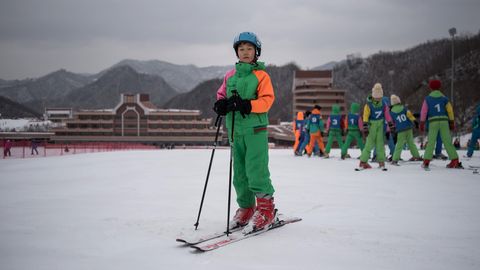 Nordkoreaner können sich Skifahren eigentlich nicht leisten - nur mit Schulen oder Arbeitstouren geht's ins Skigebiet.