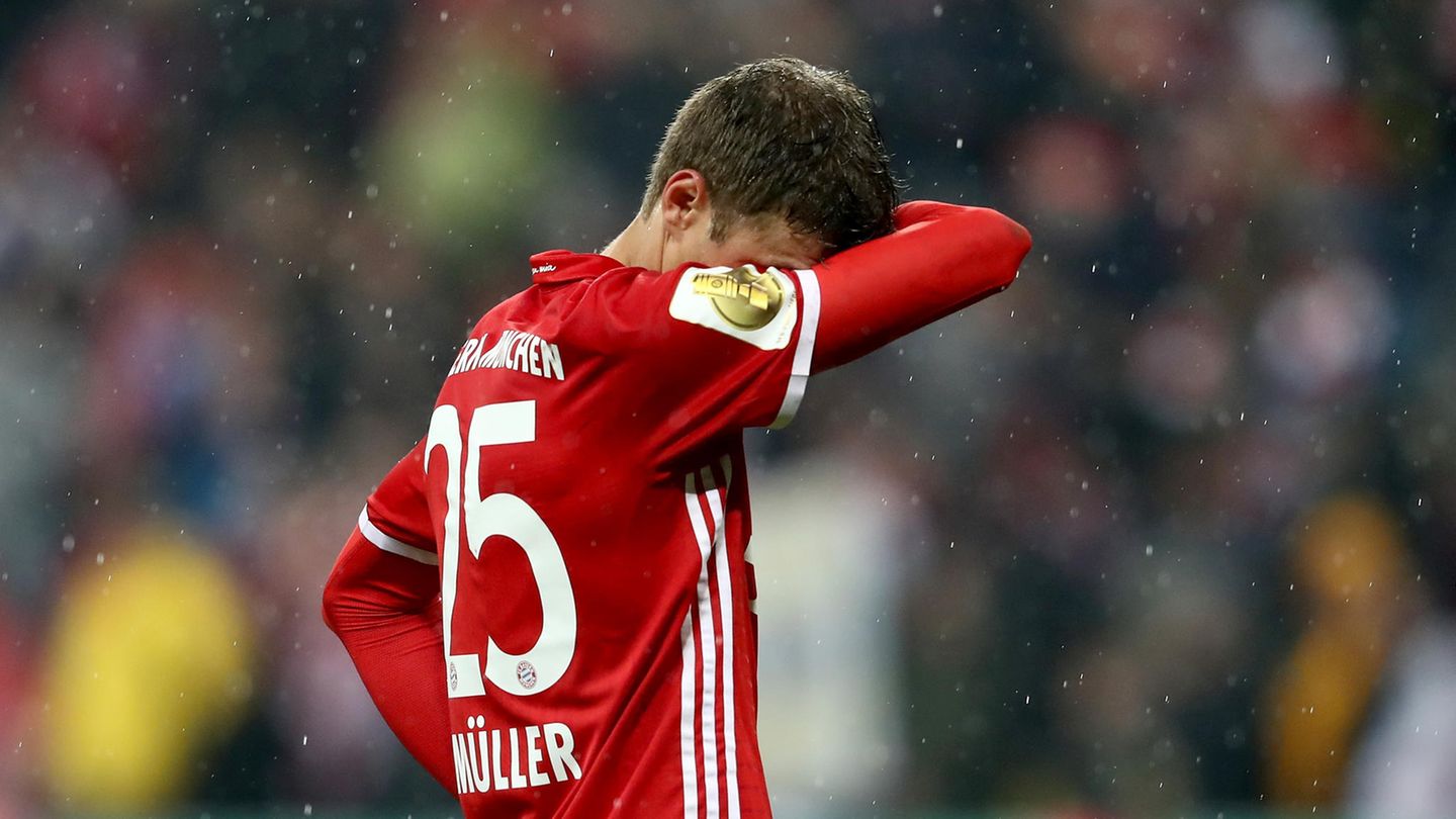 DFB-Pokal BVB Bayern: Thomas Müller steht im Regen