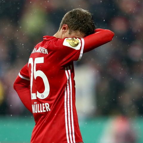 DFB-Pokal BVB Bayern: Thomas Müller steht im Regen