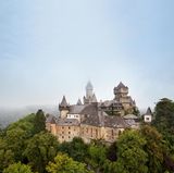 Schloss Braunfels, Hessen: Türme über dem Taunus  Burgen dienen gewöhnlich als Verteidigungsbollwerke. Doch die imponierende Silhouette der Feste Braunfels soll vor allem einen möglichst eindrucksvollen Anblick bieten. Denn wie viele noch existierende Kastelle Deutschlands stammt auch Braunfels zwar ursprünglich aus dem Mittelalter – entsteht in seiner heutigen Form aber erst zwischen Barockzeitalter und dem 19. Jahrhundert.