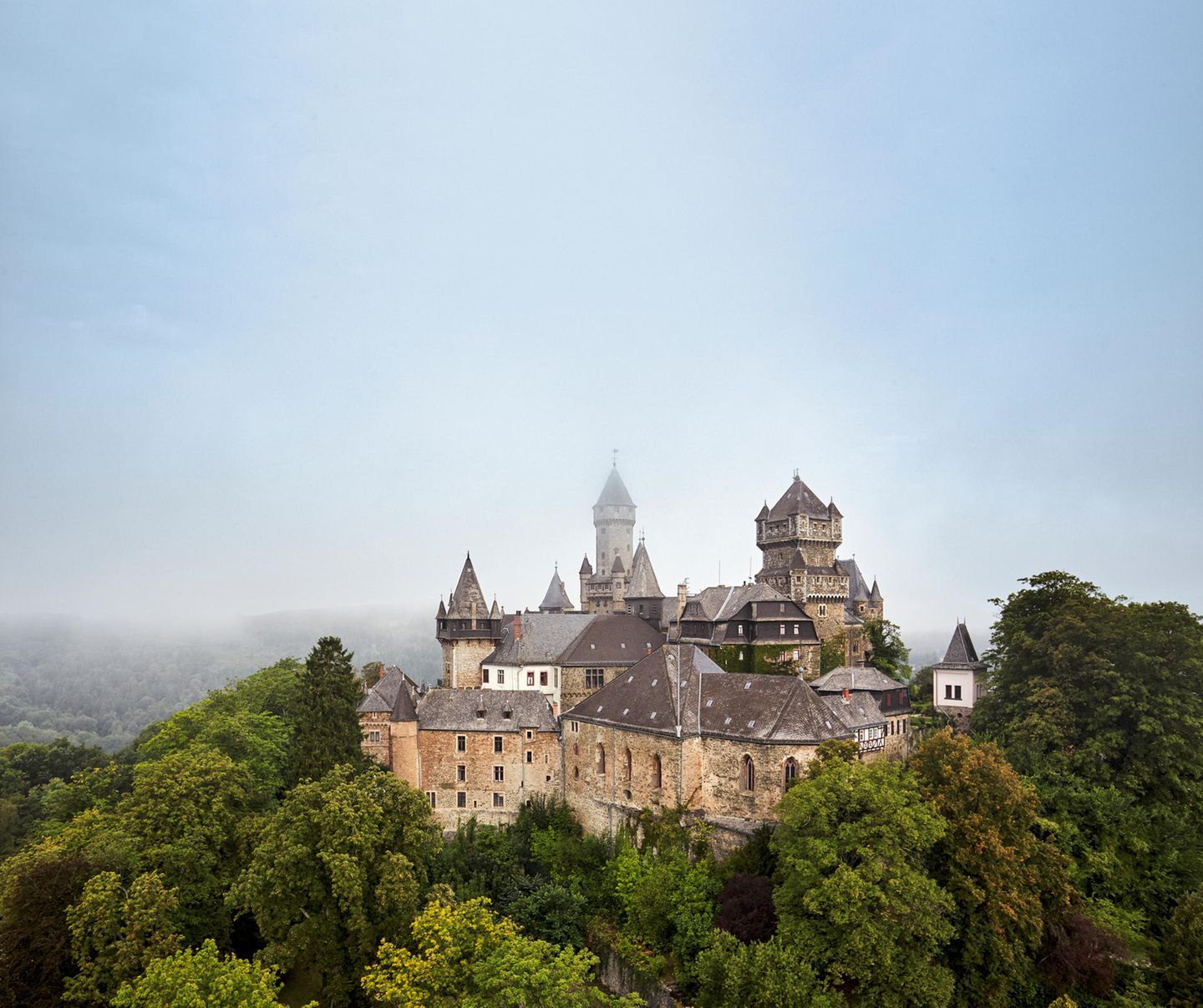 "Geo Epoche Panorama": Schloss Braunfels, Hessen: Türme über dem Taunus Burgen dienen gewöhnlich als Verteidigungsbollwerke. Doch die imponierende Silhouette der Feste Braunfels soll vor allem einen möglichst eindrucksvollen Anblick bieten. Denn wie viele noch existierende Kastelle Deutschlands stammt auch Braunfels zwar ursprünglich aus dem Mittelalter – entsteht in seiner heutigen Form aber erst zwischen Barockzeitalter und dem 19. Jahrhundert. Schloss Braunfels, Hessen: Türme über dem Taunus Burgen dienen gewöhnlich als Verteidigungsbollwerke. Doch die imponierende Silhouette der Feste Braunfels soll vor allem einen möglichst eindrucksvollen Anblick bieten. Denn wie viele noch existierende Kastelle Deutschlands stammt auch Braunfels zwar ursprünglich aus dem Mittelalter – entsteht in seiner heutigen Form aber erst zwischen Barockzeitalter und dem 19. Jahrhundert.